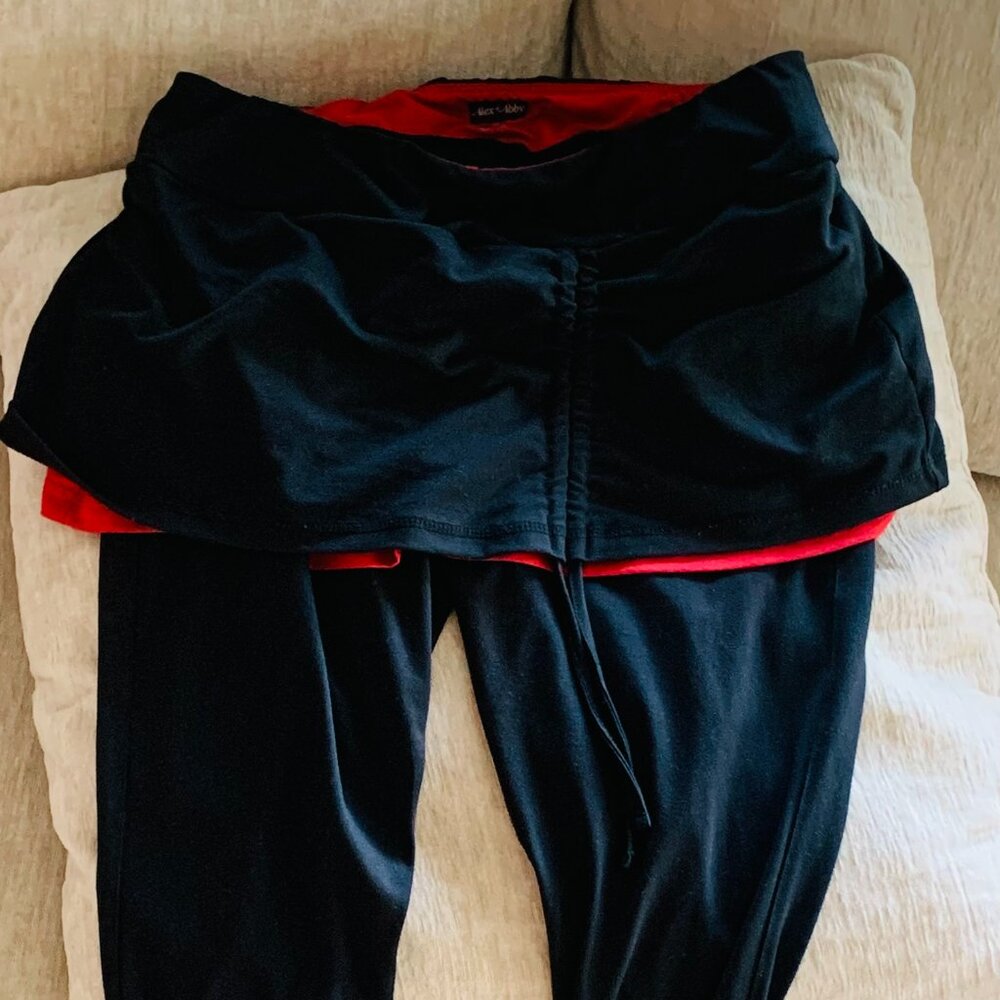 Alex & Abby Skirted Capri Legging. Size M. Black w/Red Underskirt.